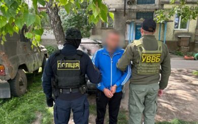 10 тысяч долларов с клиента: в Одесской области таксист зарабатывал на уклонистах