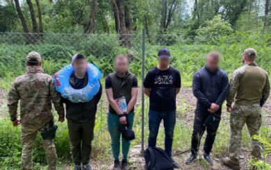 Ухилянти з дитячими надувними кругами: на Закарпатті затримали чотирьох чоловіків
