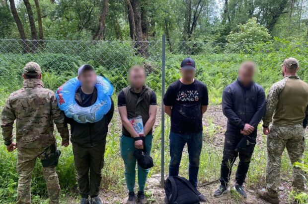 Ухилянти з дитячими надувними кругами: на Закарпатті затримали чотирьох чоловіків