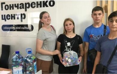 Жители Кропивницкого превращают пластиковые крышечки в суповые наборы для военных