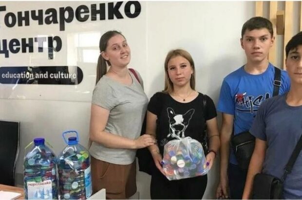 Жители Кропивницкого превращают пластиковые крышечки в суповые наборы для военных
