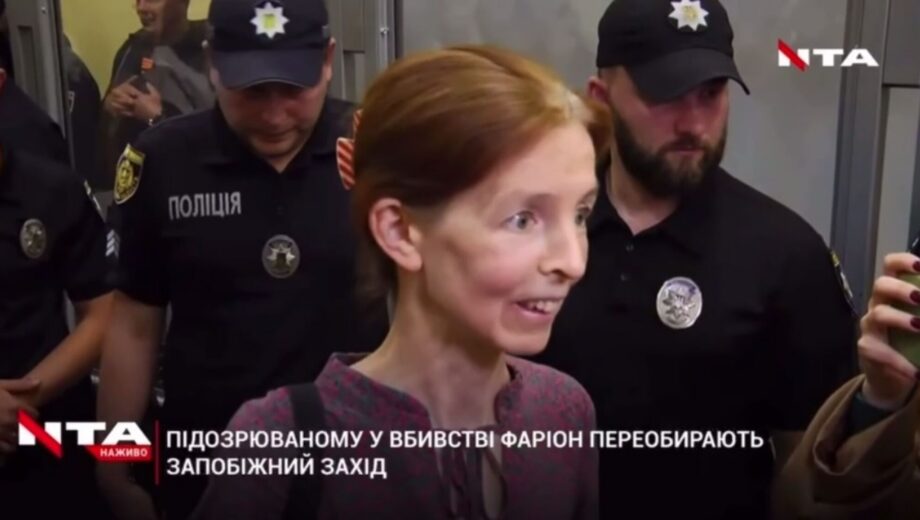 Мать подозреваемого в убийстве Ирины Фарион провела ритуал в суде: детали заседания