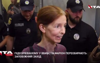 Мати підозрюваного у вбивстві Ірини Фаріон провела ритуал у суді: деталі засідання