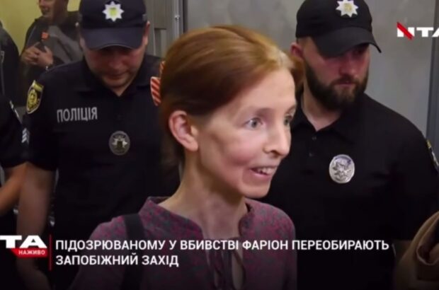 Мати підозрюваного у вбивстві Ірини Фаріон провела ритуал у суді: деталі засідання