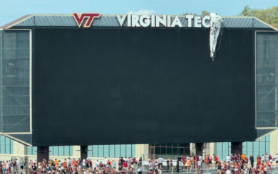 Парашютист влетел в табло стадиона перед матчем Virginia Tech