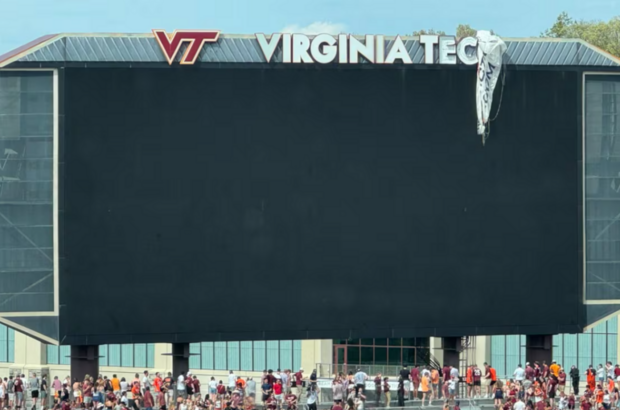 Парашютист влетел в табло стадиона перед матчем Virginia Tech