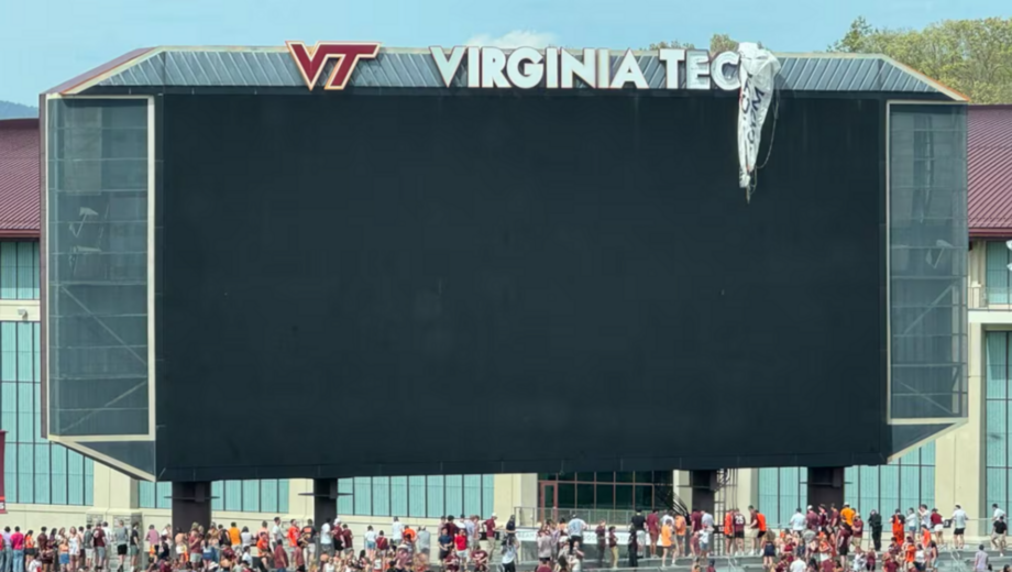 Парашютист влетел в табло стадиона перед матчем Virginia Tech