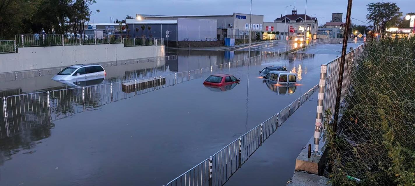 Масштабна повінь у Болгарії: курорти та міста під водою, є загиблі та постраждалі (відео, фото)