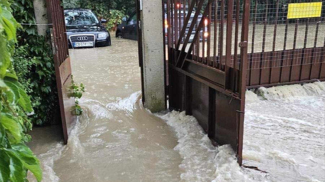Масштабна повінь у Болгарії: курорти та міста під водою, є загиблі та постраждалі (відео, фото)