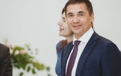 Дружина на BMW, чоловік у Франції: ексчиновника ловлять за мільйонні афери, – Викривач