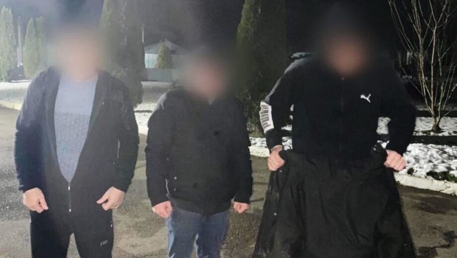Невдала спроба перетину кордону: трьох українців врятували з крижаної Тиси