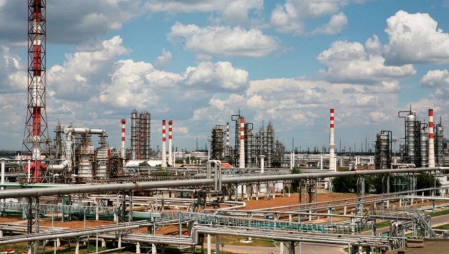 Пока россия бьет по украинским подстанциям, украинские дроны выводят из строя ее нефтезаводы.