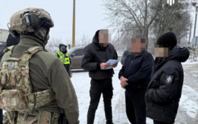 45 000 долларов за три »билета» за границу: ДБР в Харькове разоблачило схему побега военнообязанных в Румынию