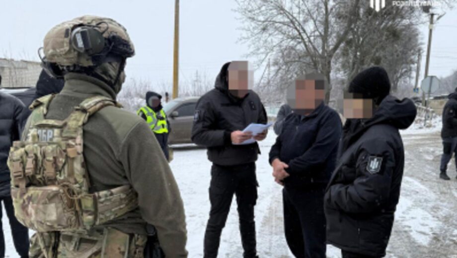 45 000 долларов за три »билета» за границу: ДБР в Харькове разоблачило схему побега военнообязанных в Румынию