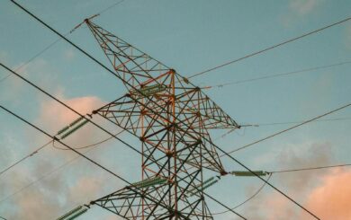 Сім областей частково без світла: енергосистема працює з перевантаженням