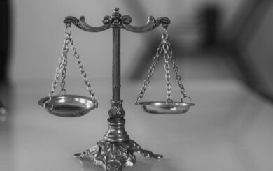 Поліцейський допомагав чоловікам перетнути кордон за 5 тисяч євро