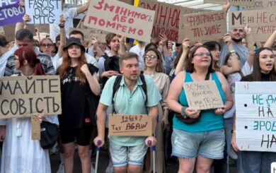 Безуглу освистали на антикорупційному мітингу в Києві