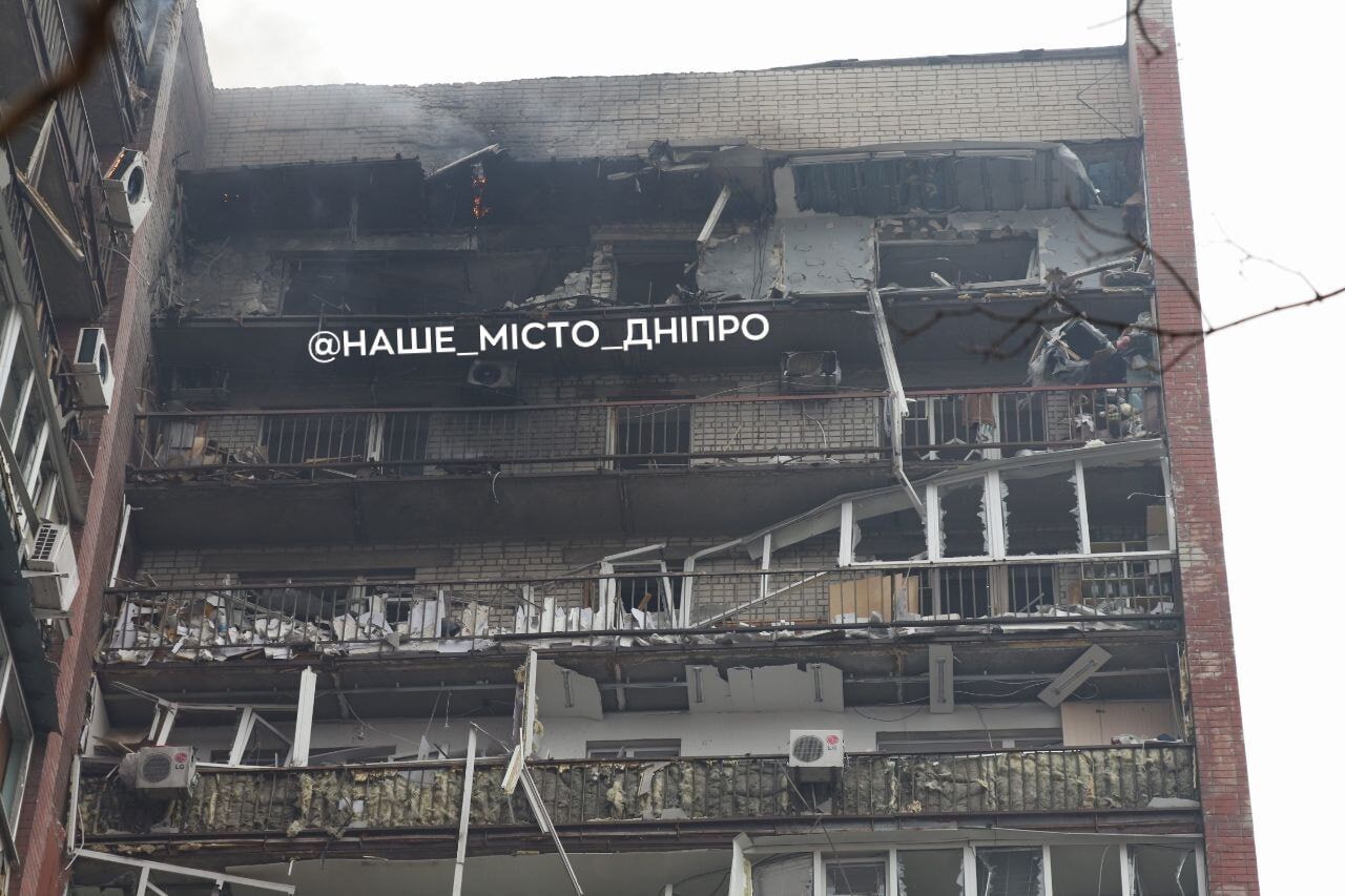 Трое раненых и пожар: в Днепре дрон попал в 14-этажное здание (обновлено)
