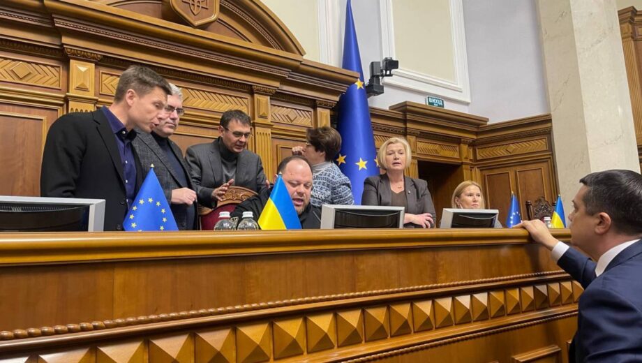 Засідання зірвали: у парламенті заблокували трибуну через нардепку Безуглу
