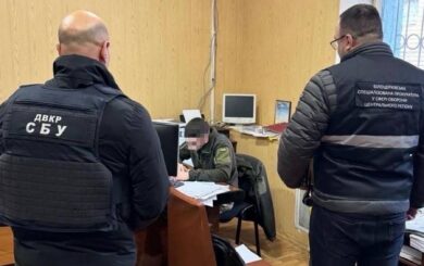 В Киевской области бухгалтер воинской части перечислил 20 млн грн на счет жены