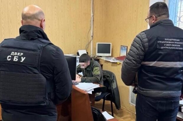 В Киевской области бухгалтер воинской части перечислил 20 млн грн на счет жены