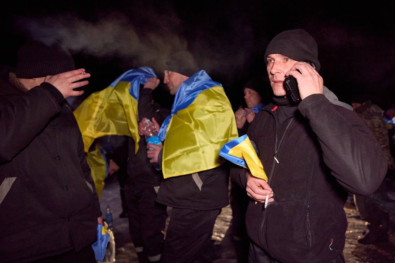 ''Еще 100 украинцев дома'': из плена вернули сотню военных пленных