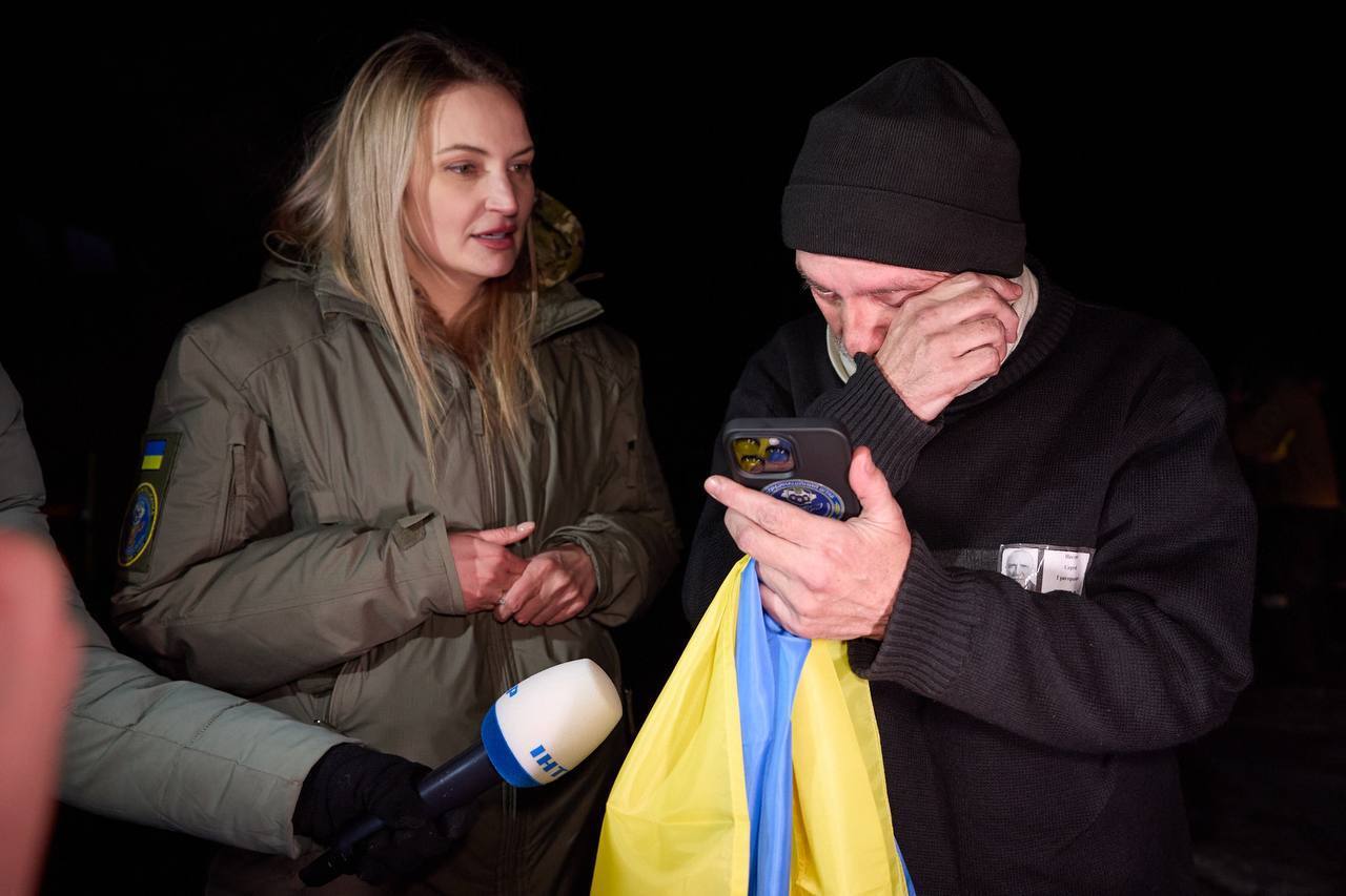 ''Ще 100 українців удома'': з полону повернули сотню військових полонених