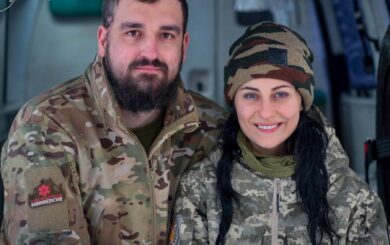 С кольцом от гранаты вместо обручального: история романтического признания пары парамедиков