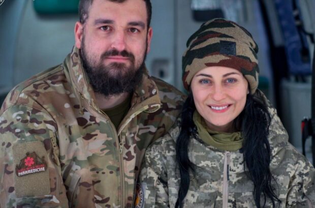 З кільцем від гранати замість обручки: історія романтичного освідчення пари парамедиків