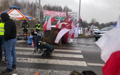 На майже усіх прикордонних пунктах Польщі почалися масові страйки проти продовження безмитної торгівлі з Україною