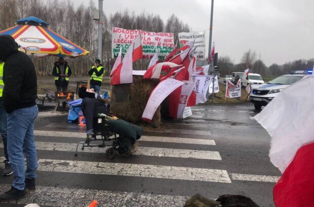 На многих пограничных пунктах Польши начались массовые забастовки против продолжения беспошлинной торговли с Украиной