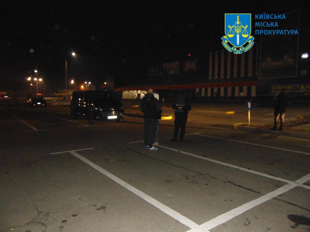 У Києві двоє чоловіків побили власника та намагались викрасти авто з парковки, аби продати і втекти за кордон