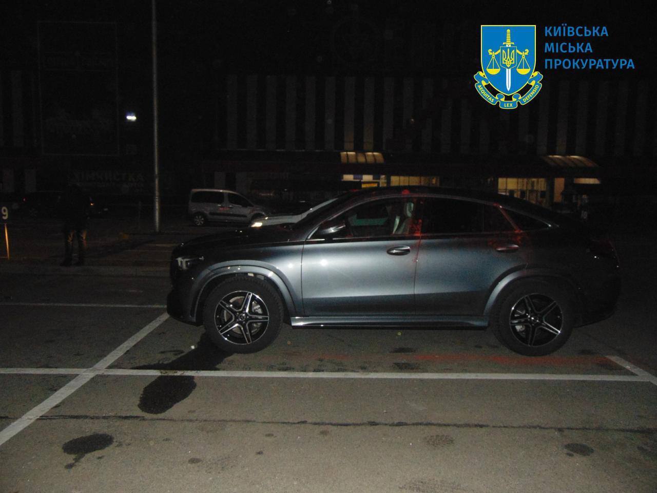 В Киеве двое мужчин избили владельца и пытались угнать авто с парковки, чтобы продать и убежать за границу