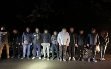 Від 7 до 11 тис. дол з кожного: ”таксисти” намагалися незаконно переправити за кордон вісьмох чоловіків
