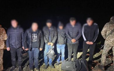 Намагалися переплисти Тису: на Закарпатті прикордонники затримали шістьох чоловіків