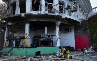 Росіяни вдарили по готель у Миколаєві (фото)