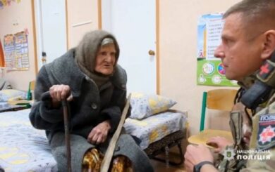 Без їжі та води: 98-річна жителька Донеччини пройшла 10 кілометрів з окупації