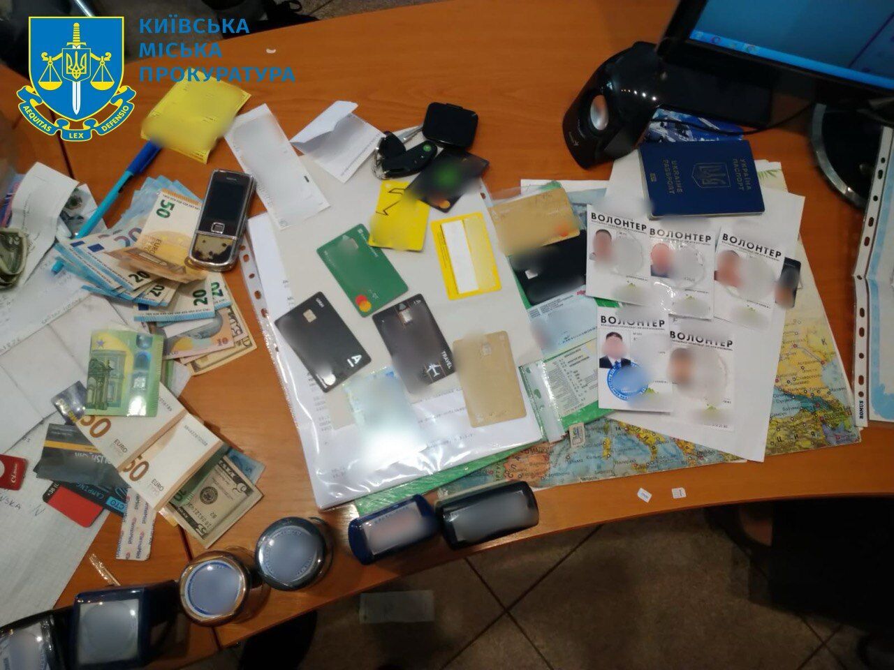 Засновний благодійного фонду 12 тисяч доларів обіцяв ухилянку поїздку за кордон