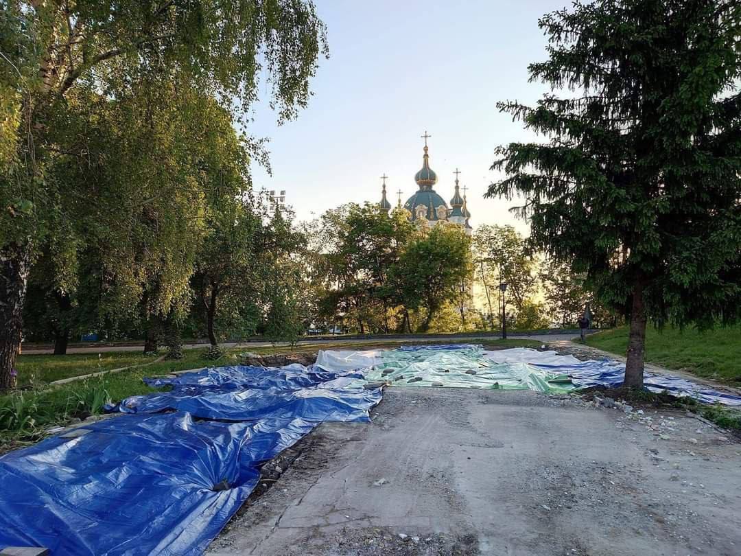 У Києві знесли незаконну ''церкву-самобуд'' УПЦ МП поблизу Десятинної церкви