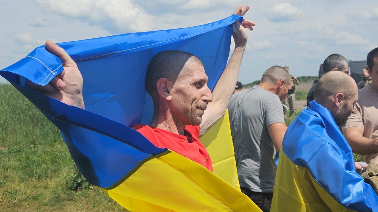 Украина вернула из плена защитников Змеиного и Мариуполя