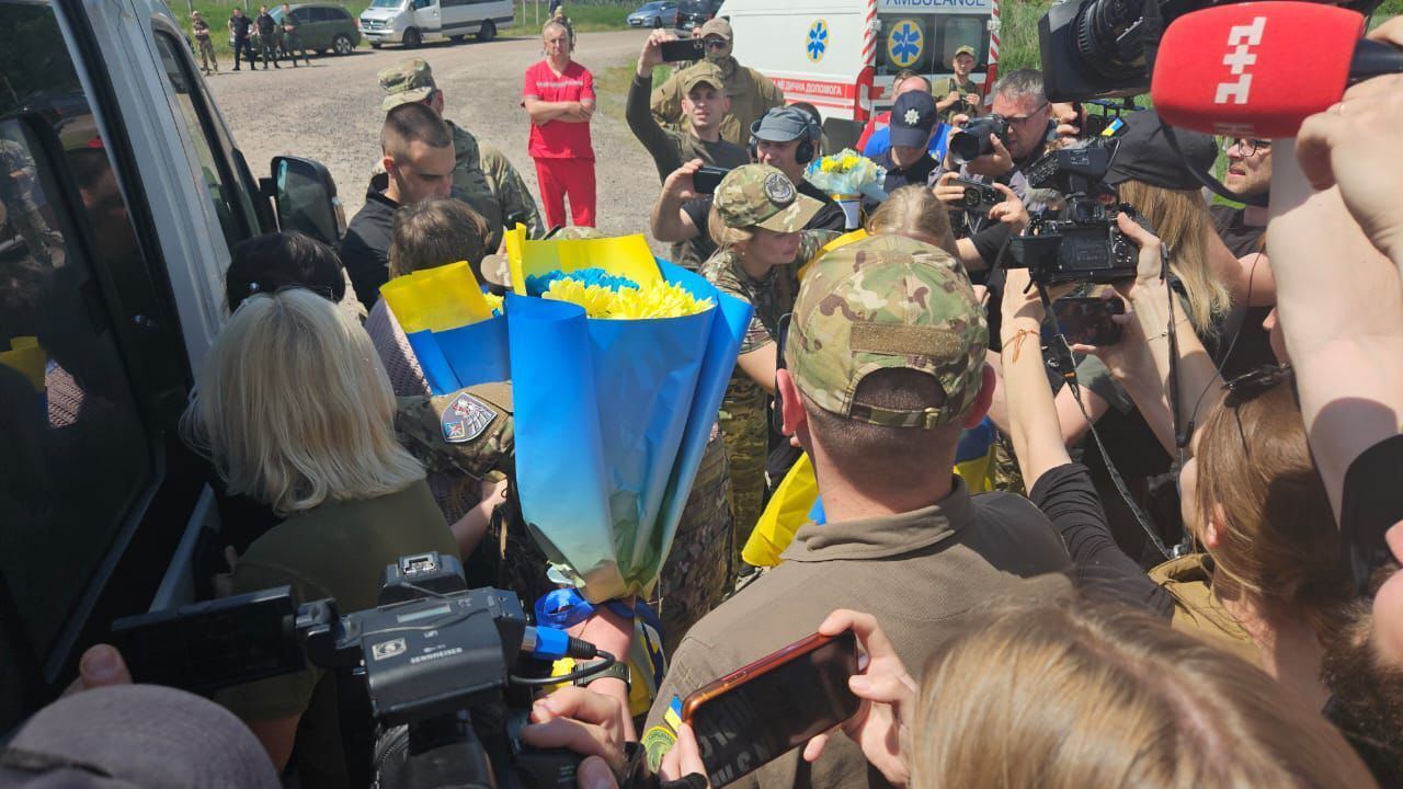 Украина вернула из плена защитников Змеиного и Мариуполя