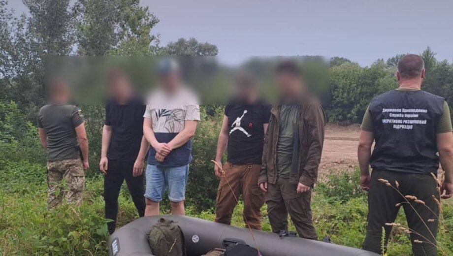 С подростками на поддержке: мужчины из Львовщины и Запорожья пытались попасть в Венгрию на резиновой лодке