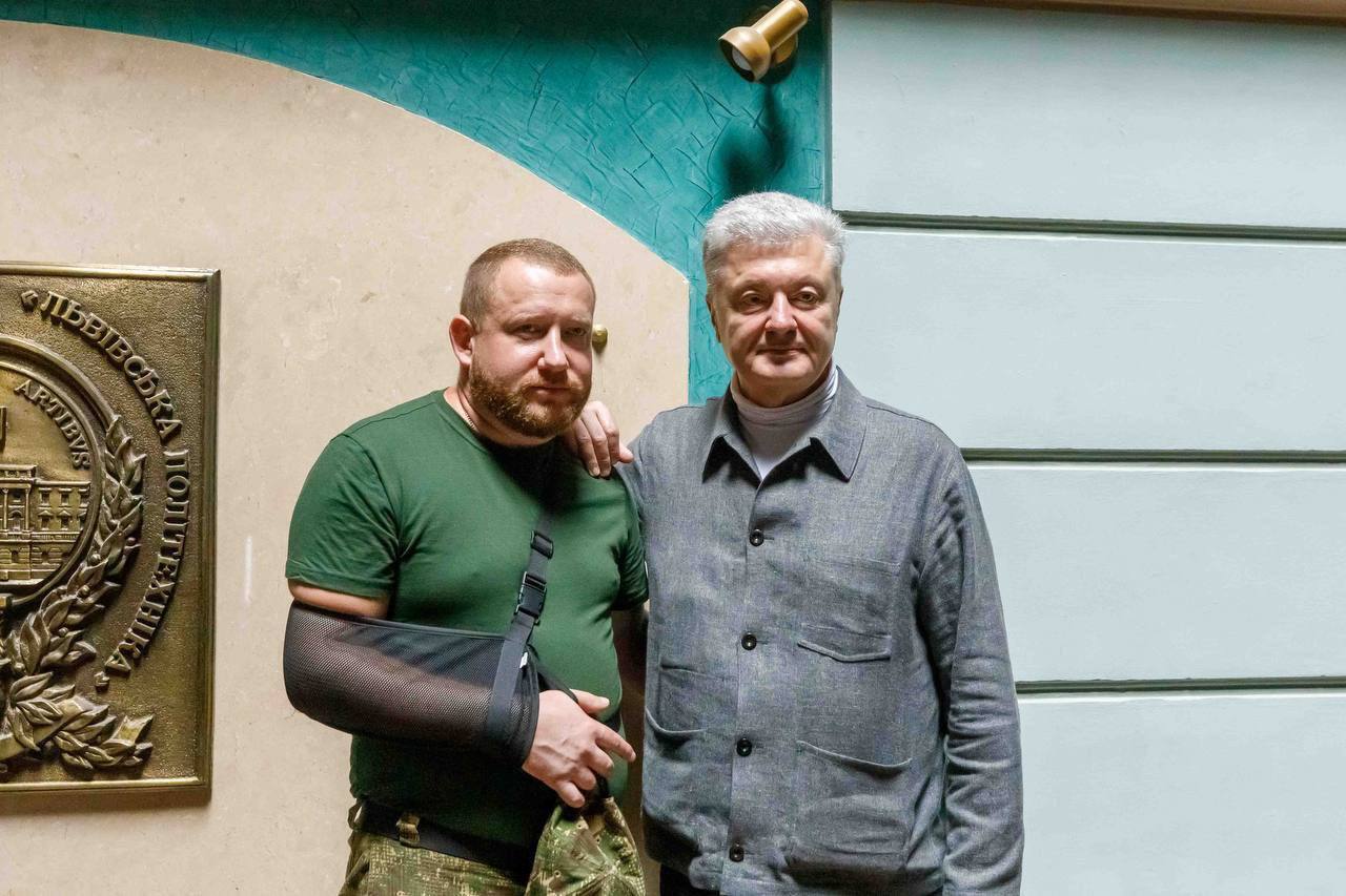 Порошенко приехал попить кофе в семьи погибших защитников в лакшере.