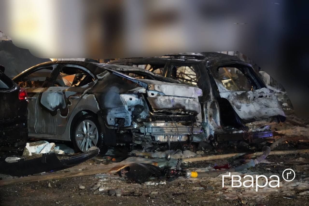 Рятувальники вночі загасили пожежу та допомагають розібрати завали
