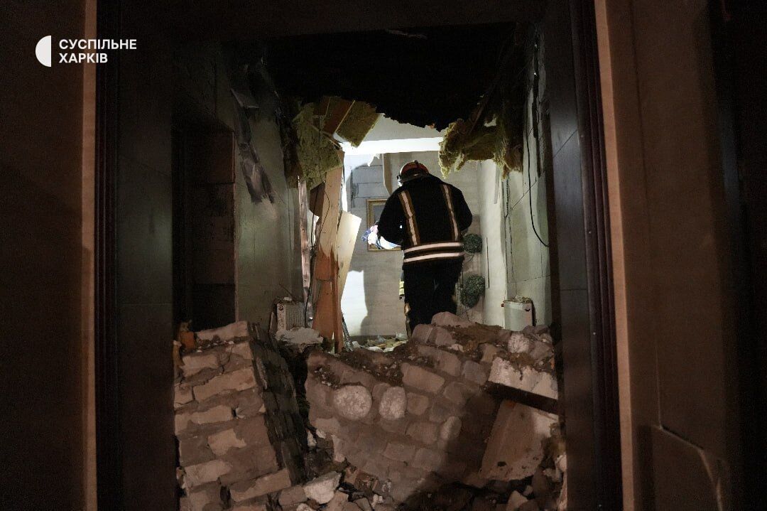 Рятувальники вночі загасили пожежу та допомагають розібрати завали