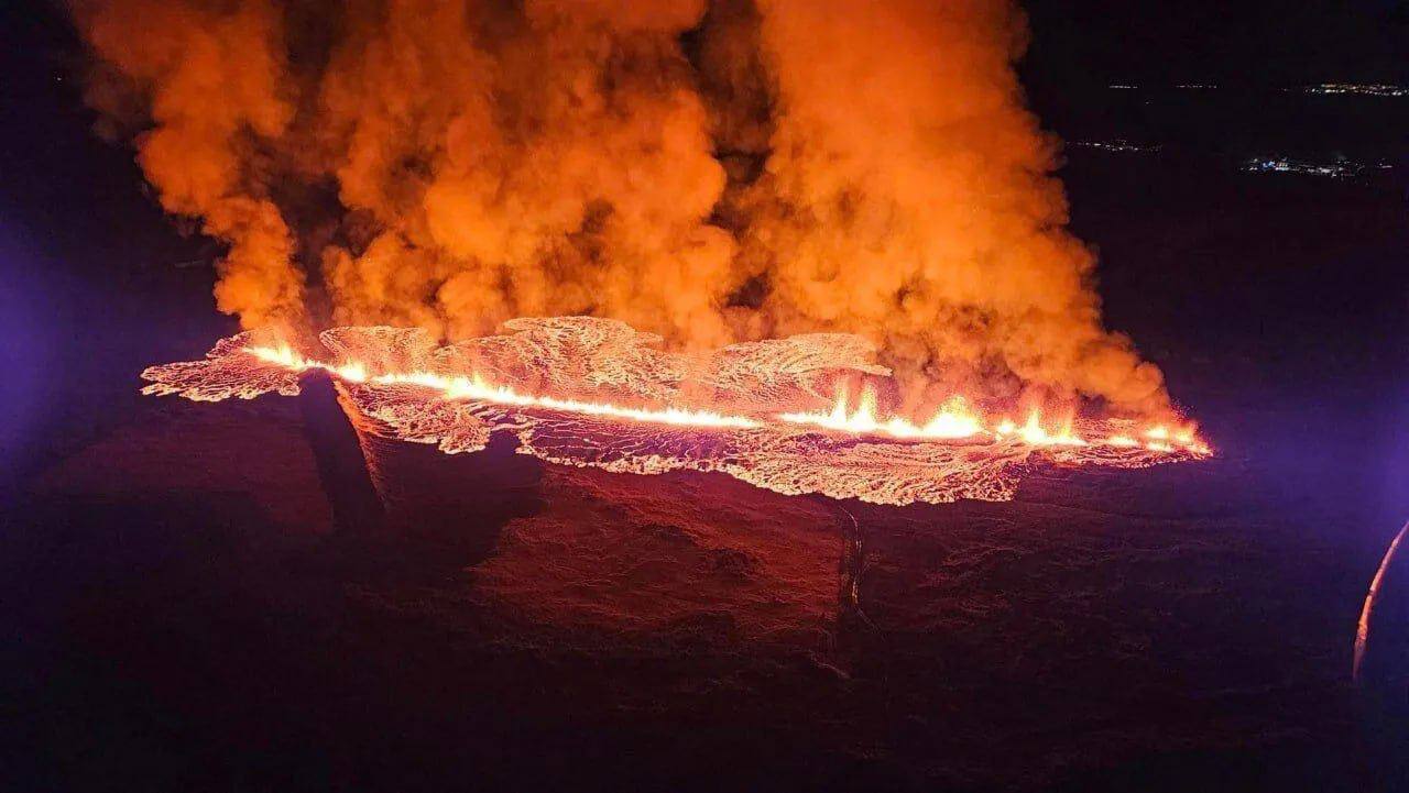В Ісландії лава з вулкана досягла міста, горять будинки