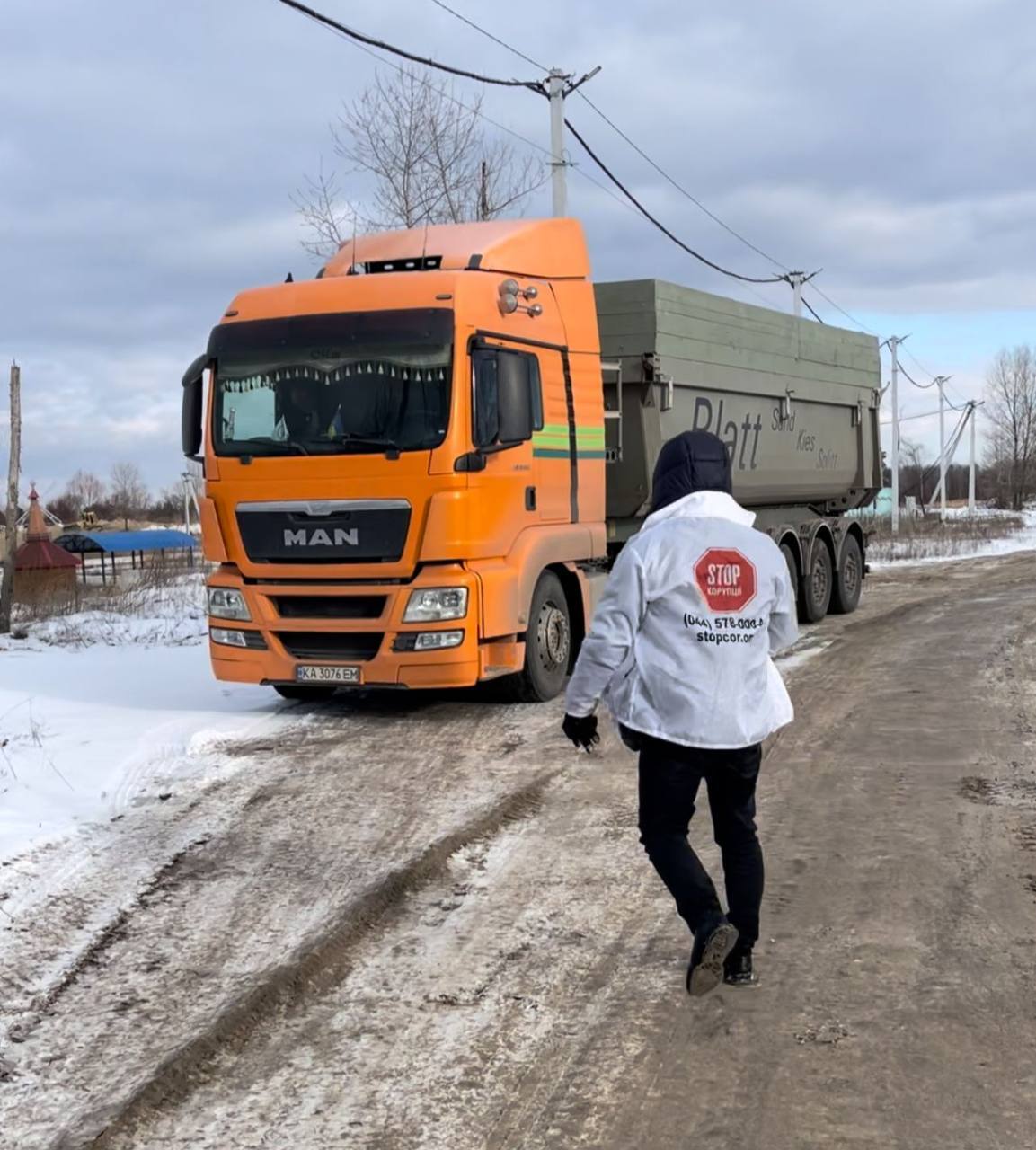 Схопили за горло: спіймані на кражідці піску в Конча-Заспі люди екснардепа Маліча напали на журналіста (відео)