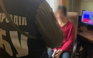 Хотів ”покласти” урядові сайти, а обличчям в асфальт поклали його: СБУ затримала хакера