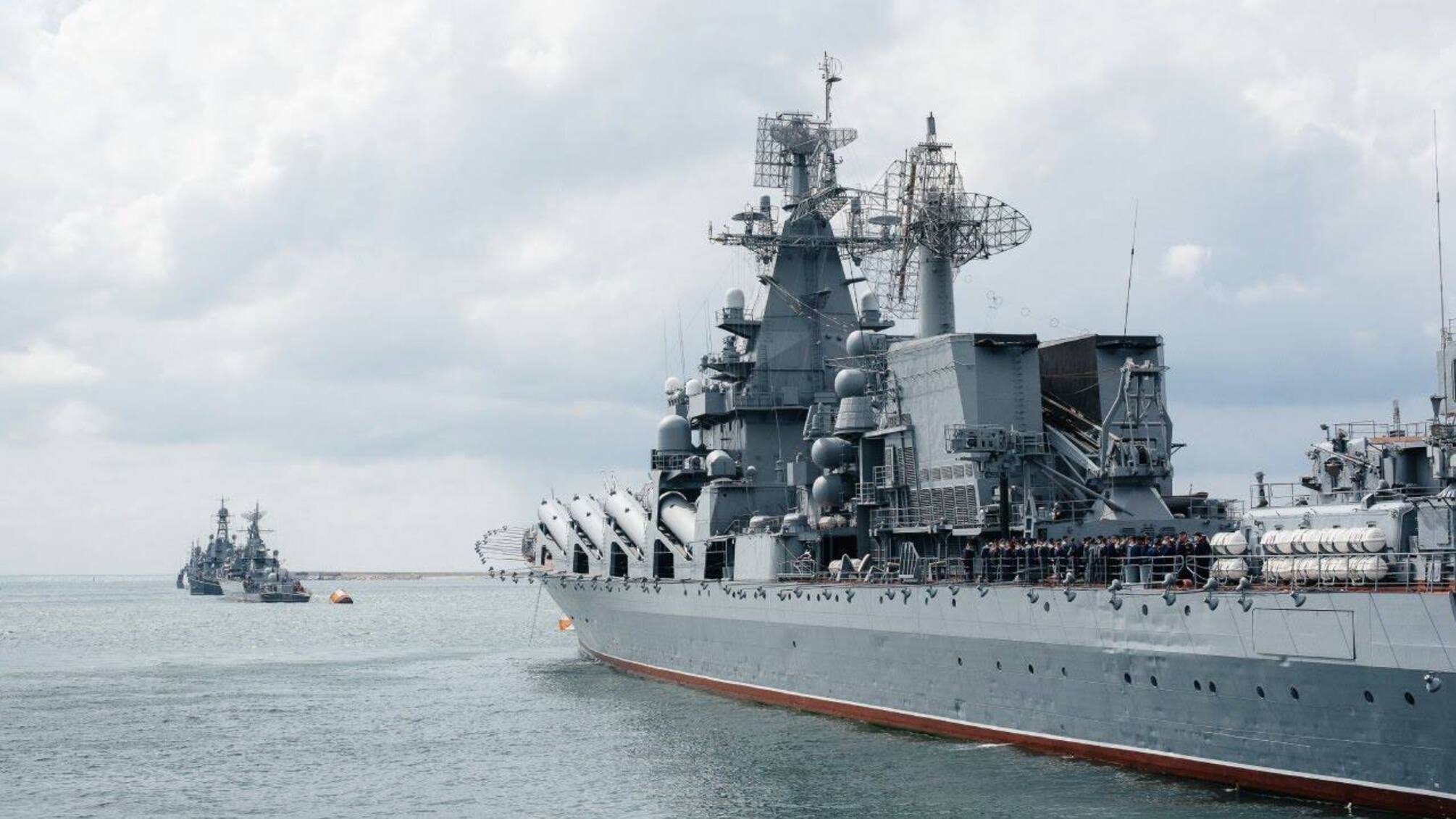 Також у акваторії перебуває два підводних човни