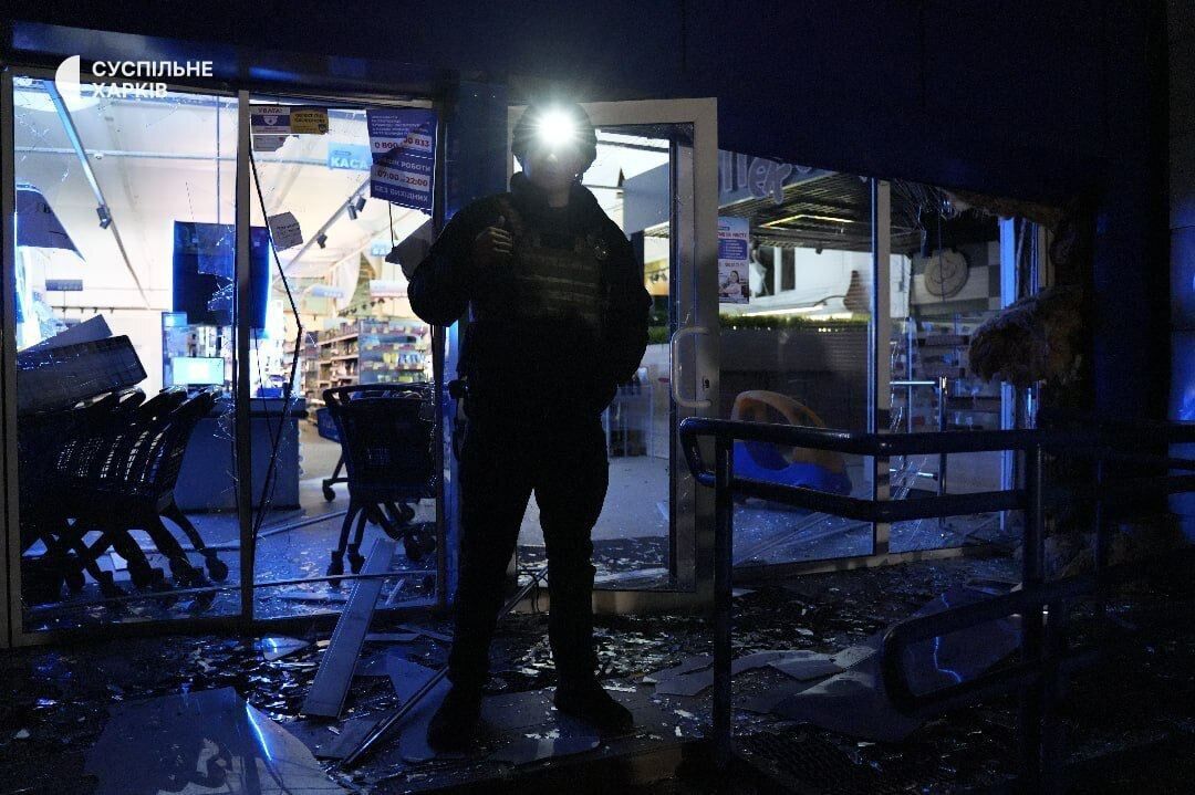 Пожежа в житловому будинку, вибиті шибки та постраждалі - наслідки нічної атаки на Харків